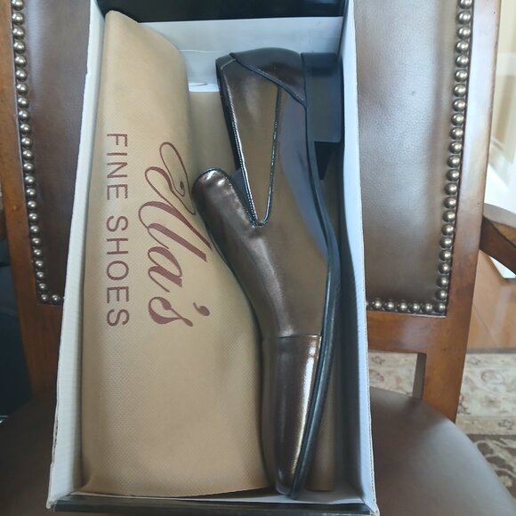 Mens sleek leather dress shoes. - Picture 3 of 7